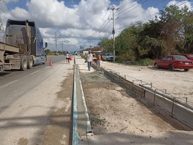 Banqueta del Campus de Ciencias Sociales de la UADY a 60 por ciento: Vila Dosal